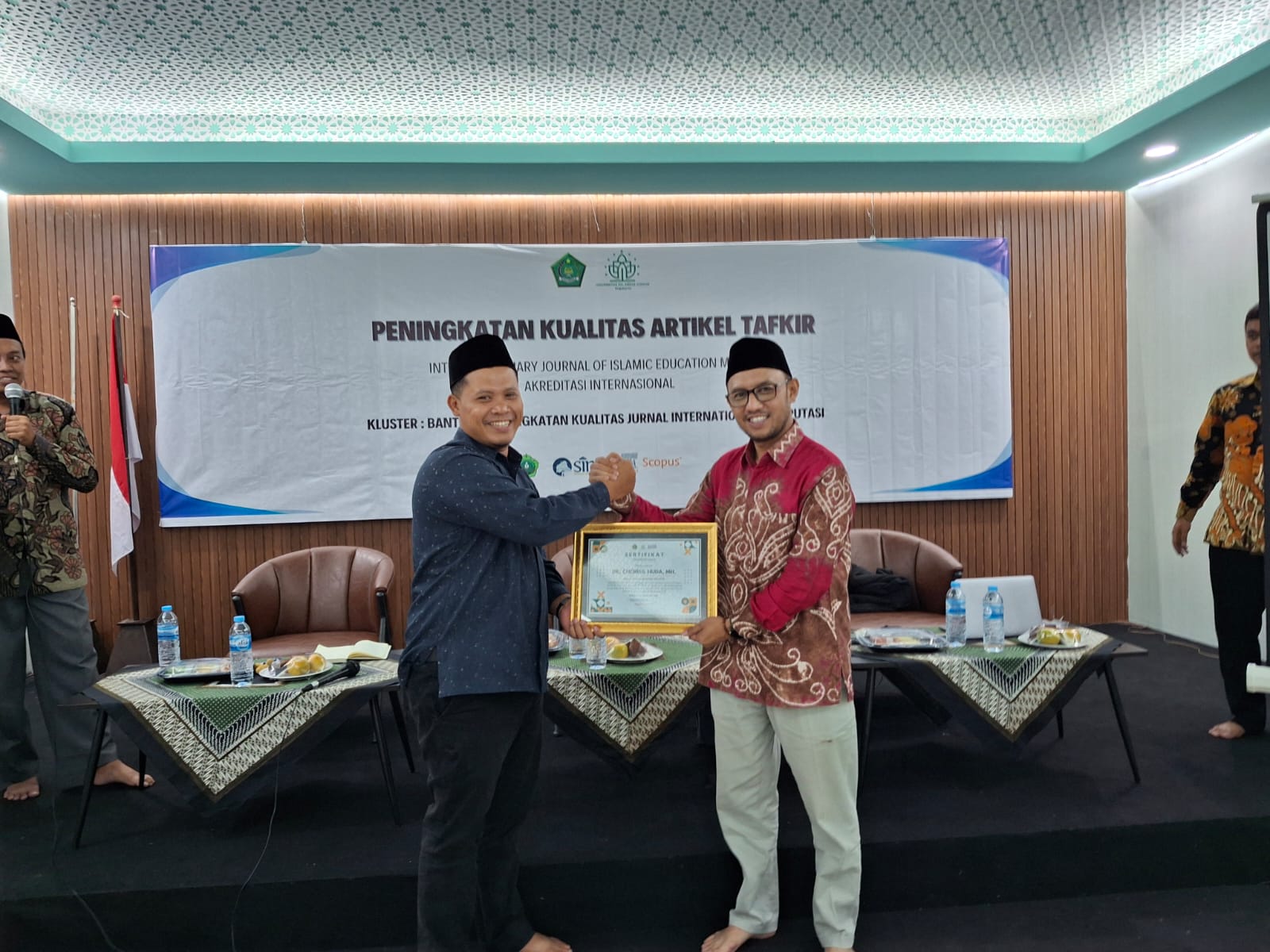 Pelatihan Internasional Peningkatan Kapasitas Kepenulisan Mahasiswa Pascasarjana Universitas KH. Abdul Chalim Mojokerto
